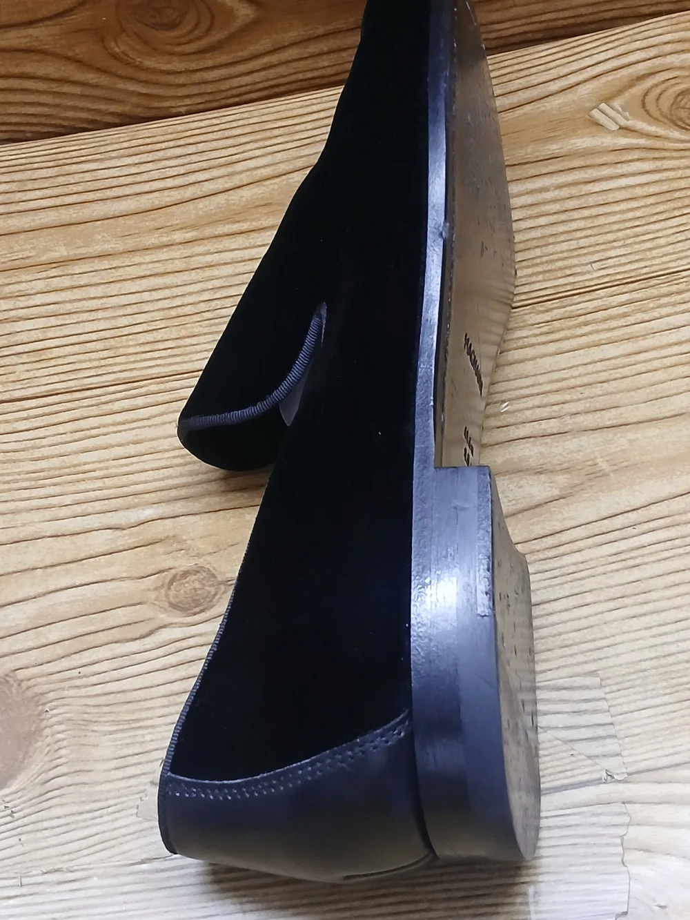Magnanni Men's Velvet Slip-On Loafer -Black